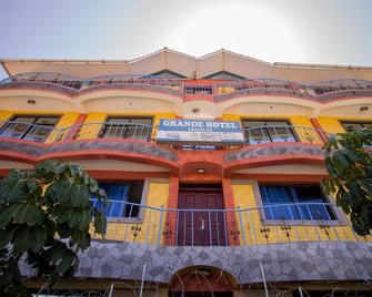 Grande Hotel - Isiolo - Edificio