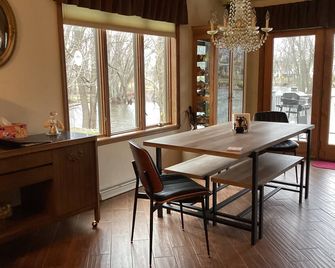 Cozy condo on the Wolf River in New London - New London - Comedor