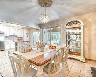 French-Inspired Townhome 9 Mi to Saratoga Springs! - Malta - Dining room