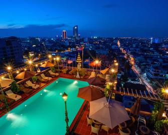 فندق أوكيه البوتيكي - فنوم بينه - حوض السباحة