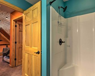 Spacious Log Cabin w/ Fire Pit & Game Room! - Eureka Springs