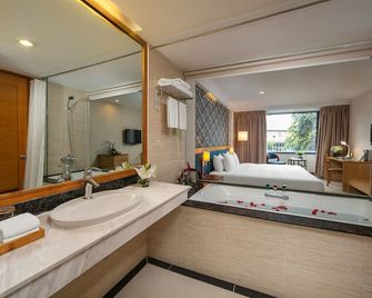 La Casa Hanoi Hotel - האנוי - חדר רחצה