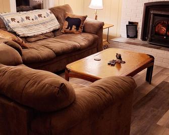Direct trail access/central location/Ample parking - Colebrook - Living room