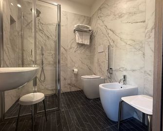 Hotel Maiuri Pompei - Pompei - Bathroom