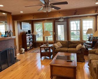Hidden Gem - Cozy 1 Bedroom Lakefront Home/Cottage - Vermilion - Living room