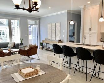 Sandy Beach Cottage # 65 - Osoyoos - Dining room