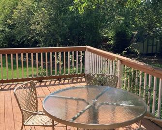 Great weekend getaway just a mile from downtown! - Clemson - Balkon