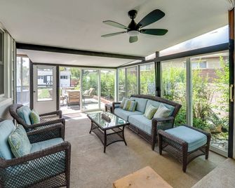 Walk to Frontier Days Park Cheyenne Home with Patio - Cheyenne - Living room