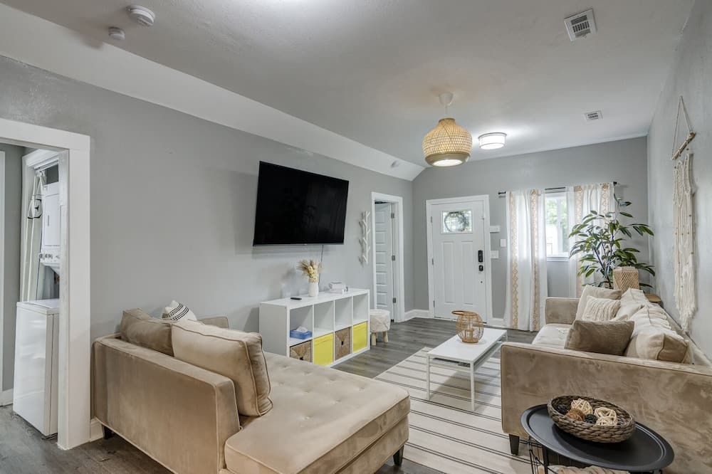 Crown House- Cozy 3br King Bed Walking Trail - קנזס סיטי - סלון