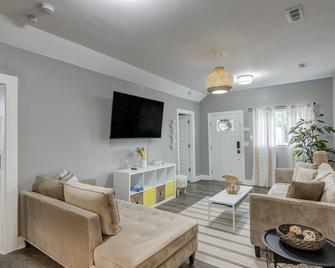 Crown House- Cozy 3br King Bed Walking Trail - Kansas City - Sala de estar