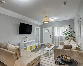 Crown House- Cozy 3br King Bed Walking Trail - Kansas City - Soggiorno