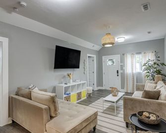 Crown House- Cozy 3br King Bed Walking Trail - קנזס סיטי - סלון