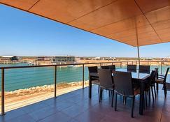 Dunes - Luxury two story home on the canals. Free access to swimming pool at Mantarays Resort - Exmouth - Balcony