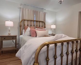 2-bedroom house in downtown Anchorage with WiFi, free parking and huge yar - 安克雷奇 - 臥室