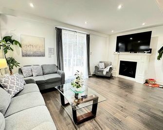 White Falls Haven - Just 5 Mins - Niagara Falls - Living room