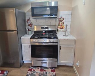Quaint Country Home with Hot Tub - Crown Point - Kitchen
