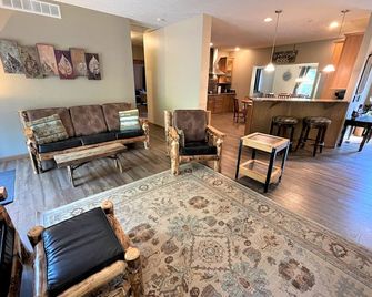 Chocolate Moose Lodge @ Spring Brook Resort - Wisconsin Dells - Living room