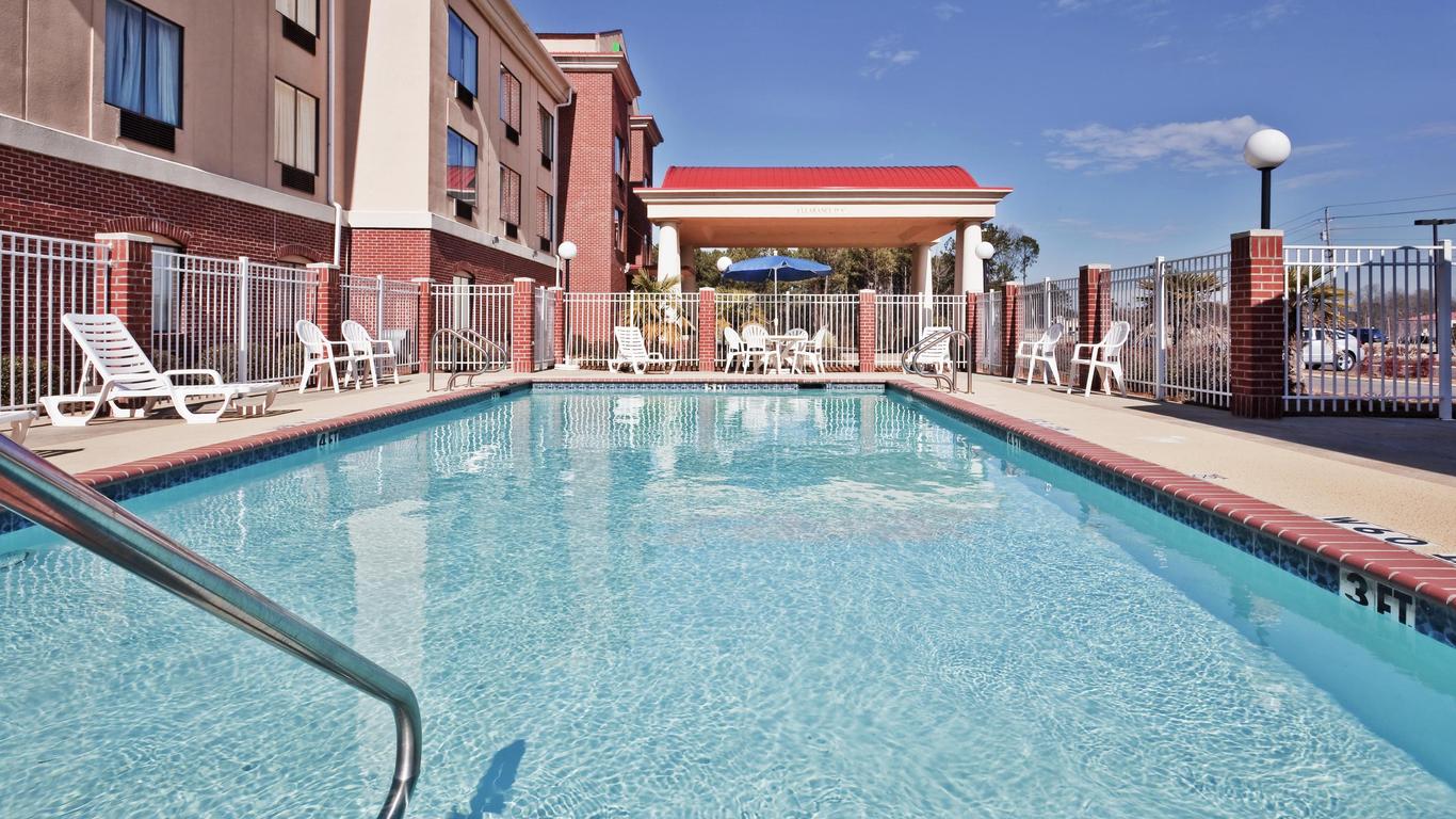 Holiday Inn Express & Suites Forest