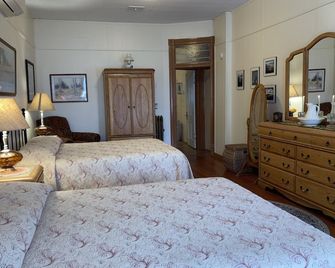 Two Bedroom, Double Queen - Converted1894 Historic Hotel, Downtown Buffalo Suite - Buffalo - Bedroom