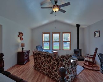 Gorgeous Enchantment Views From Quail Cottage - Leavenworth - Living room