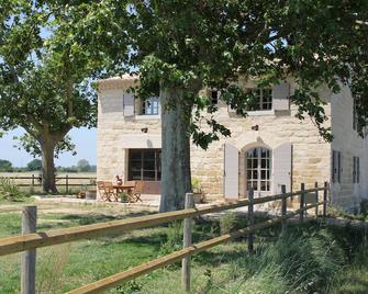 Le Mazet Jean. Camargue Bed and Breakfast (kindling) - Le Cailar - Edificio