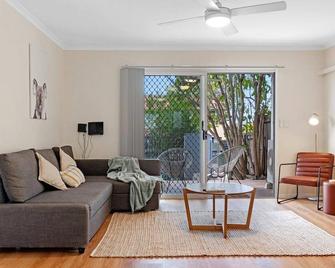 Chermside Newly Renovated 2 Bed Close To Amenities - Chermside - Living room