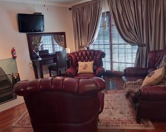 Kuiersaam Gastehuis - Secunda - Living room