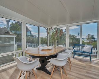 The Mystic Harbor House · walk downtown Mystic · train · aquarium - Stonington - Dining room