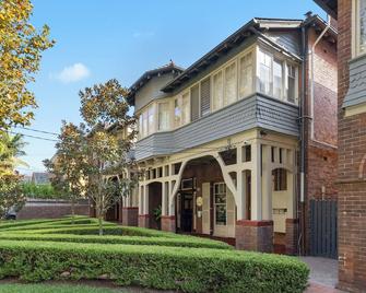 Falcon Lodge - Sydney - Building