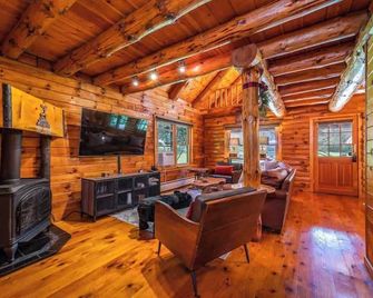 Authentic Log Cabin Short walk to Lake & Hideout - Hamlin - Living room