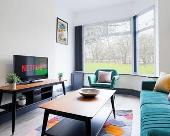 Primrose House - 3 Bedroom Home in Manchester - Manchester - Living room