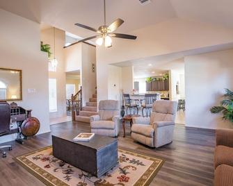 Spacious, Family Friendly Home in Allen - Allen - Living room