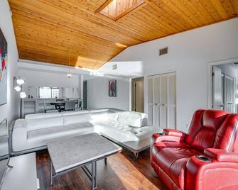 Waterfront Haines City Vacation Rental w/ Pool! - Haines City - Living room