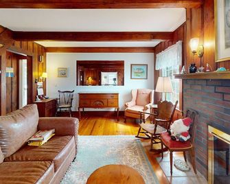 Gorgeous Waterfront Home in the Heart of North Kingstown - North Kingstown - Living room