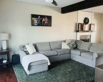 Gorgeous Hokie Home ~ Football, Graduation, Vcom And C'burg Aquatics - Christiansburg - Вітальня