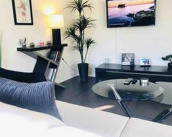 Perfectly Located Apt Only Steps From The Sand ! - Hermosa Beach - Pokój dzienny