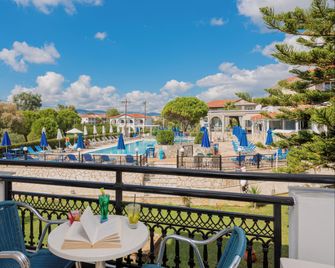 Denny's Inn - Kalamaki - Balkon