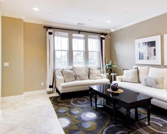 30 Minutes to San Francisco, Great location at Mid of Bay Area, Family-Friendly - Hayward - Living room