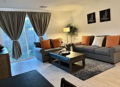 Exquisite Single Story House in Superb Location - Enterprise - Sala de estar