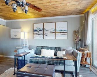 Cozy Warm Hideaway - Beech Mountain - Living room