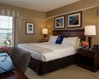 Salem Waterfront Hotel & Suites - Salem - Bedroom