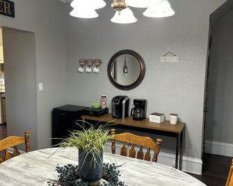 Historic 1902 Home Near Makoshika State Park 4br - Glendive - Dining room