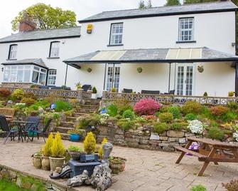 Llwyn Onn Guest House - מרטיר טידפיל - פטיו