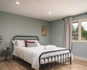 Large Home - Prince Edward - Bedroom