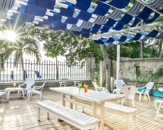 Hotel Santorini Express y Cabañas - סנטה מרטה - פטיו