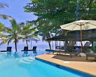 Romantic Beach Villas - General Luna - Pool