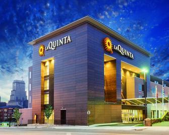 La Quinta Inn and Suites by Wyndham Orlando IDrive Theme Parks - Orlando - Building