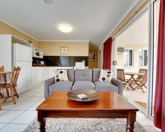 Murray Street Apartments - Rockhampton - Living room