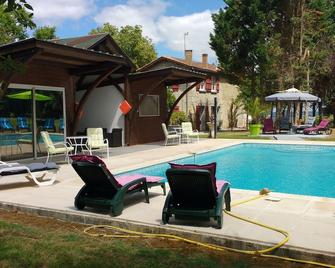 Girls Cottages Castera The Tivoli - Aire-sur-l'Adour - Piscine