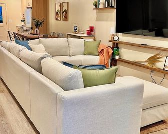 Modern Suite-Luxe King Bed-Soda Bar & 85” Smart Tv - Ephraim - Sala de estar